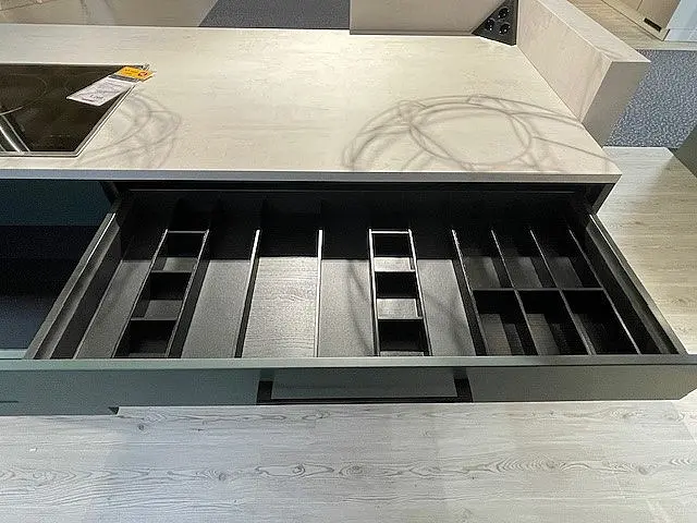 Moderne Küche mit Kochinsel  I  K040