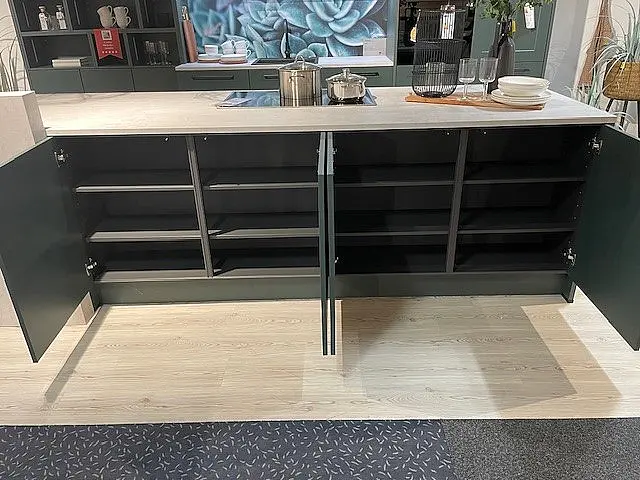 Moderne Küche mit Kochinsel  I  K040