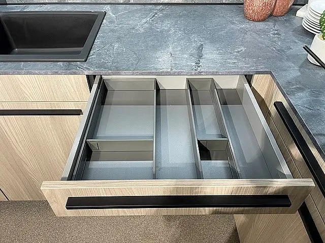 moderne und helle L-Küche / K067