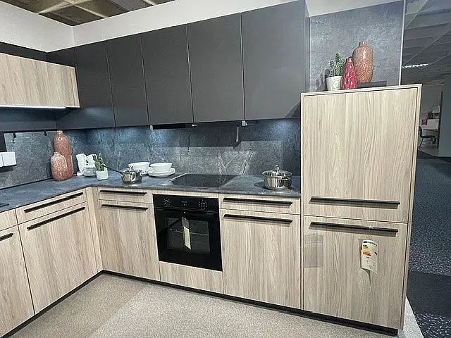 moderne und helle L-Küche / K067