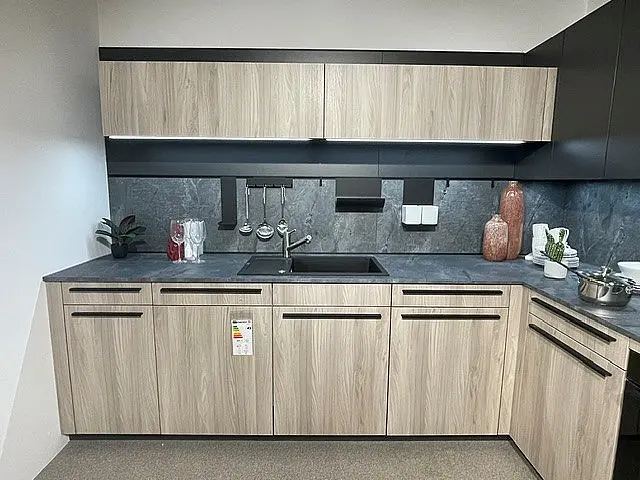 moderne und helle L-Küche / K067