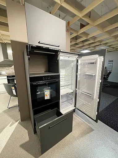 moderne L-Küche mit Halbhochschrank-Kombi
