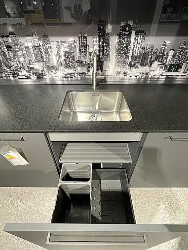 moderne L-Küche mit Halbhochschrank-Kombi