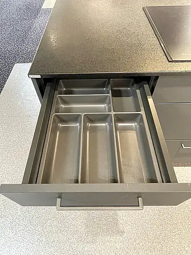 moderne L-Küche mit Halbhochschrank-Kombi