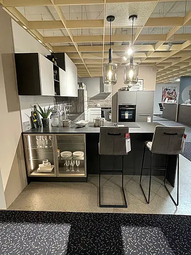 moderne L-Küche mit Halbhochschrank-Kombi