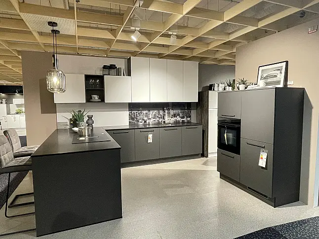 moderne L-Küche mit Halbhochschrank-Kombi