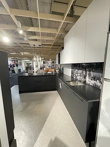 moderne L-Küche mit Halbhochschrank-Kombi