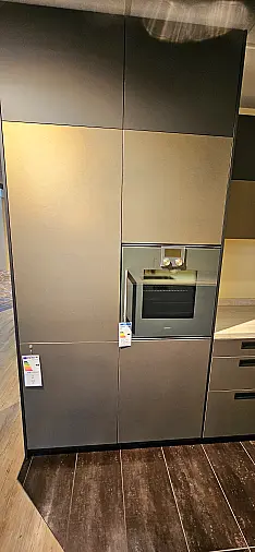 Moderne zweifarbige Küche in U-Form