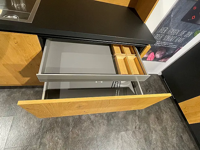 moderne Küche mit Kochinsel + Hochschränke/ K015