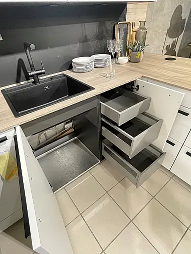 moderne L-Küche mit Halbhochschrank / K025