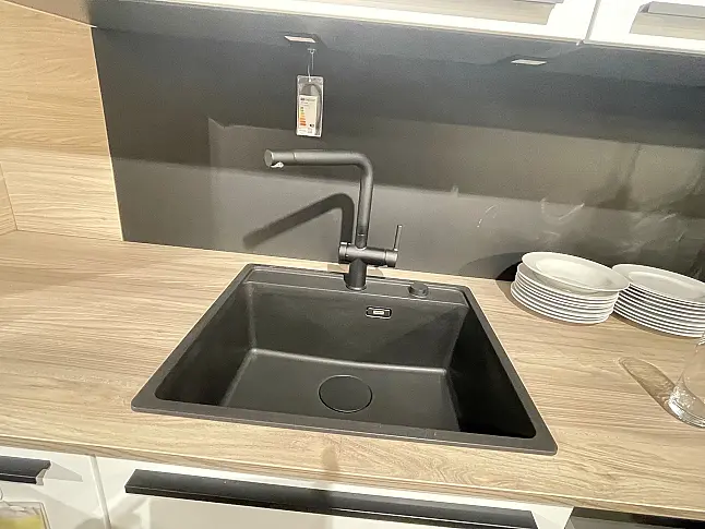 moderne L-Küche mit Halbhochschrank / K025
