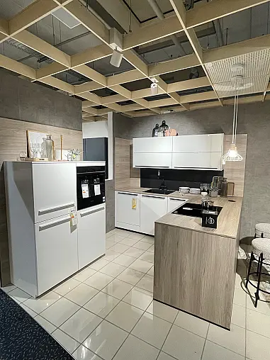 moderne L-Küche mit Halbhochschrank / K025