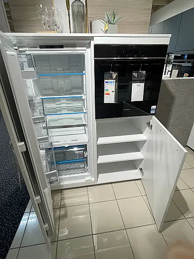 moderne L-Küche mit Halbhochschrank / K025