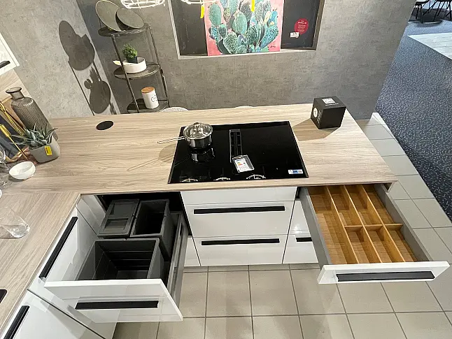moderne L-Küche mit Halbhochschrank / K025
