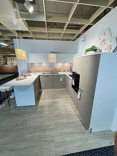 moderne helle U-Küche / K039