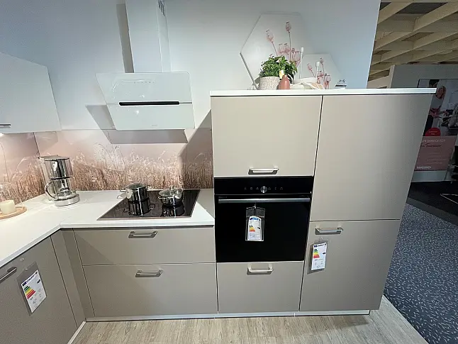 moderne helle U-Küche / K039