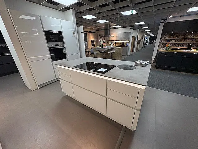 Kristallweiss hochglanz Lack 2 Zeilen mit Insel Modern