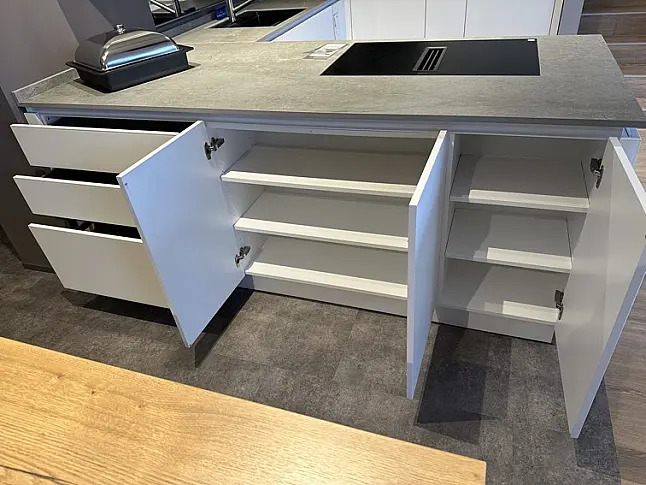 moderne U-Küche mit Glasfronten in weiß - hochwertige Marken-Elektrogeräte - Dekton Arbeitsplatte