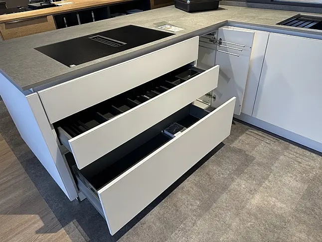 moderne U-Küche mit Glasfronten in weiß - hochwertige Marken-Elektrogeräte - Dekton Arbeitsplatte