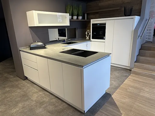 moderne U-Küche mit Glasfronten in weiß - hochwertige Marken-Elektrogeräte - Dekton Arbeitsplatte
