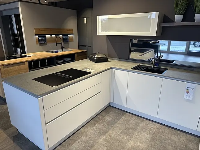 moderne U-Küche mit Glasfronten in weiß - hochwertige Marken-Elektrogeräte - Dekton Arbeitsplatte