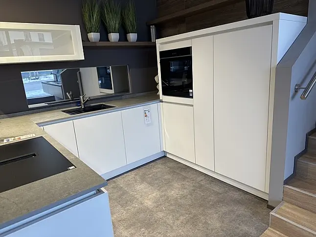 moderne U-Küche mit Glasfronten in weiß - hochwertige Marken-Elektrogeräte - Dekton Arbeitsplatte