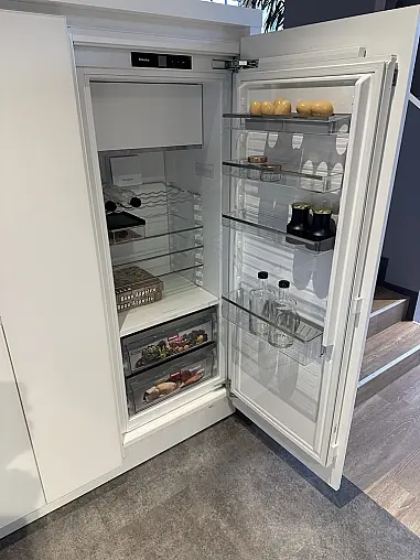 moderne U-Küche mit Glasfronten in weiß - hochwertige Marken-Elektrogeräte - Dekton Arbeitsplatte