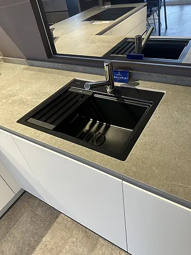 moderne U-Küche mit Glasfronten in weiß - hochwertige Marken-Elektrogeräte - Dekton Arbeitsplatte