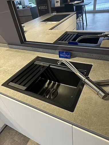 moderne U-Küche mit Glasfronten in weiß - hochwertige Marken-Elektrogeräte - Dekton Arbeitsplatte