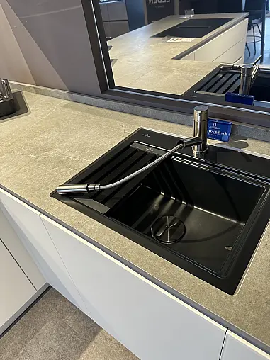 moderne U-Küche mit Glasfronten in weiß - hochwertige Marken-Elektrogeräte - Dekton Arbeitsplatte