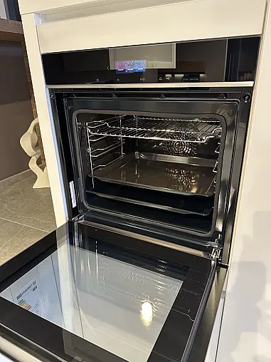 moderne U-Küche mit Glasfronten in weiß - hochwertige Marken-Elektrogeräte - Dekton Arbeitsplatte
