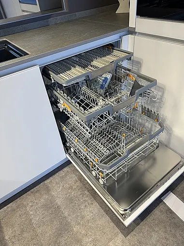 moderne U-Küche mit Glasfronten in weiß - hochwertige Marken-Elektrogeräte - Dekton Arbeitsplatte