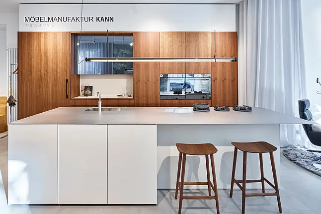 Hochwertige und individuell angefertigte Ausstellungsküche aus der Möbelmanufaktur Kann aus Zeil am Main