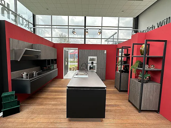 Luxuriöse Küche mit hochwertigen Geräten und einer Keramik-Arbeitsplatte im Industrial Style