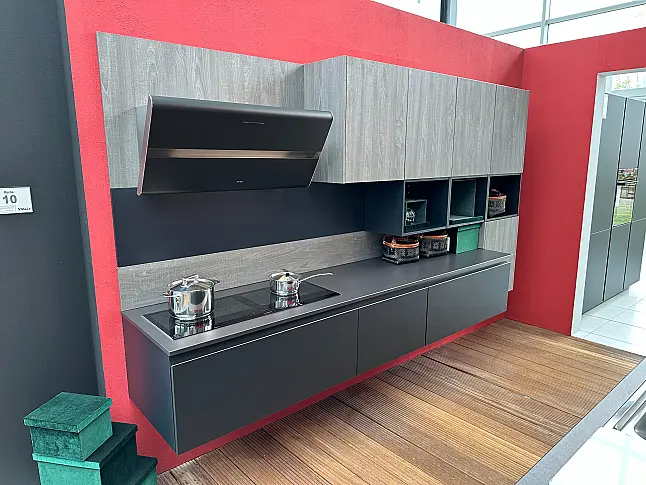 Luxuriöse Küche mit hochwertigen Geräten und einer Keramik-Arbeitsplatte im Industrial Style
