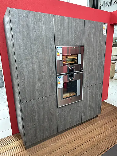 Luxuriöse Küche mit hochwertigen Geräten und einer Keramik-Arbeitsplatte im Industrial Style