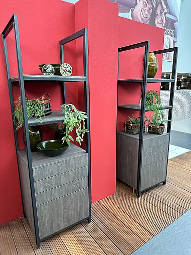 Luxuriöse Küche mit hochwertigen Geräten und einer Keramik-Arbeitsplatte im Industrial Style