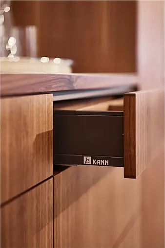 Hochwertige und individuell angefertigte Ausstellungsküche aus der Möbelmanufaktur Kann aus Zeil am Main