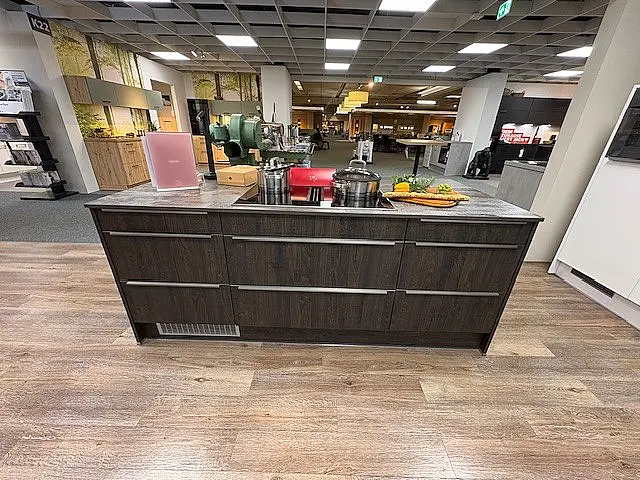 Moderne Küche mit Insel, Keramikarbeitsplatte und Miele Geräten