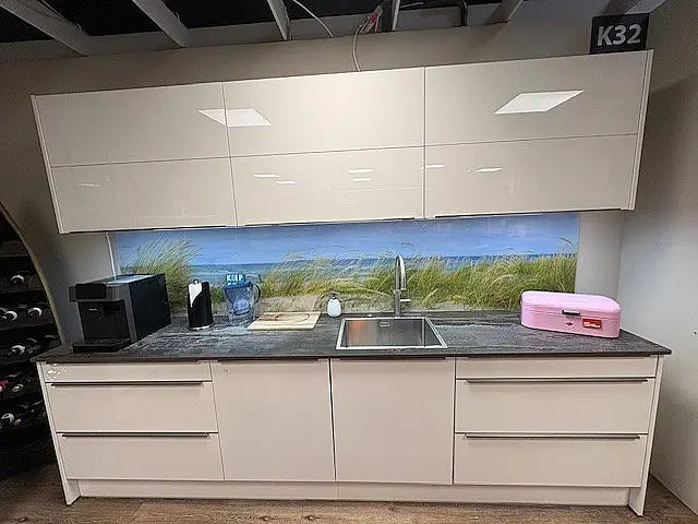 Moderne Küche mit Insel, Keramikarbeitsplatte und Miele Geräten