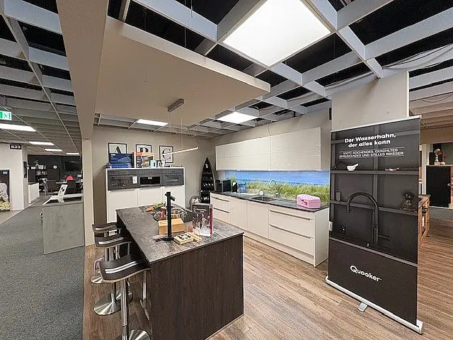Moderne Küche mit Insel, Keramikarbeitsplatte und Miele Geräten