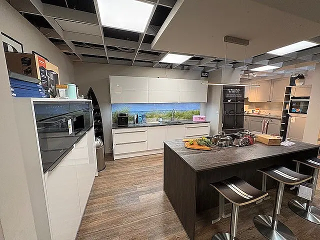 Moderne Küche mit Insel, Keramikarbeitsplatte und Miele Geräten