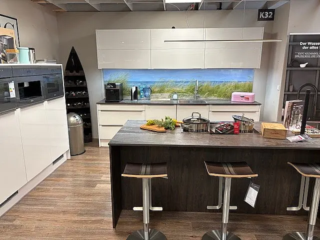 Moderne Küche mit Insel, Keramikarbeitsplatte und Miele Geräten