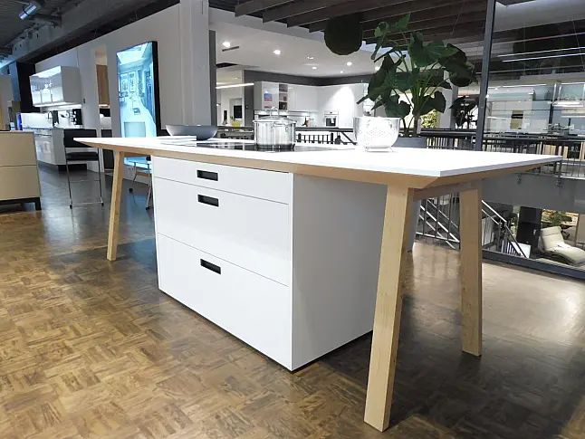 Designküche mit Kochtisch