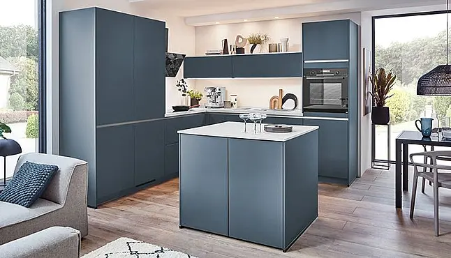 Grifflose Inselküche mit Fronten in Blaubeere softmatt