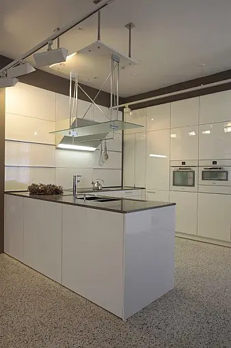 Board mit strukturierter Glasplatte und Metallstreben