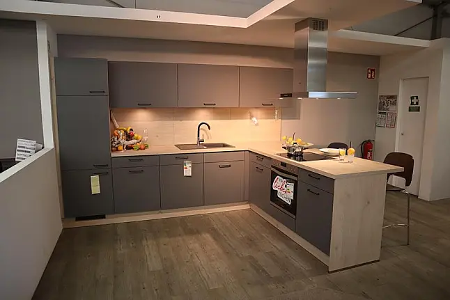 L-Küche in Grau mit Hellem Holz – Modern und Zeitlos