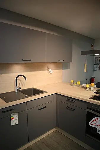 L-Küche in Grau mit Hellem Holz – Modern und Zeitlos