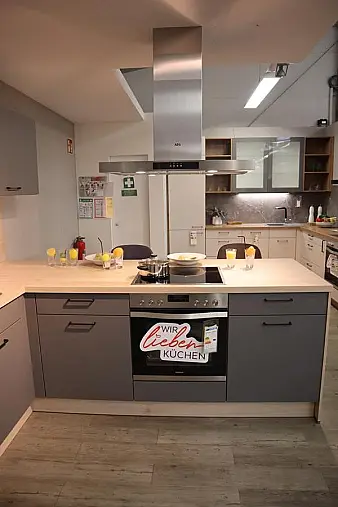 L-Küche in Grau mit Hellem Holz – Modern und Zeitlos
