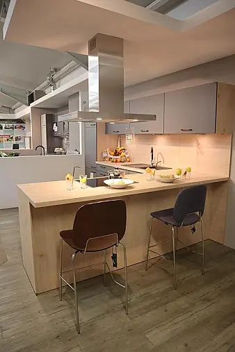 L-Küche in Grau mit Hellem Holz – Modern und Zeitlos